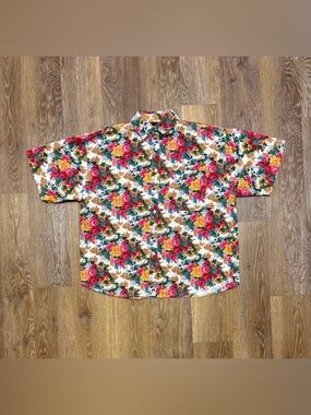 VTG women’s Floral Button-Up Shirt in White with Multicolor Roses